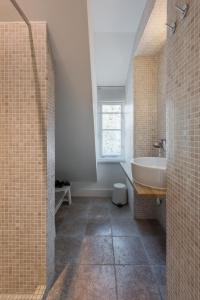 卑尔根Minime的浴室配有盥洗盆和浴缸。