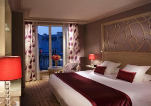 巴黎罗切斯特香榭丽舍酒店的一间设有大床和窗户的酒店客房
