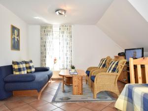 格拉尔-米里茨Spacious apartment in Graal-Muritz Germany with Balcony的客厅配有椅子和桌子