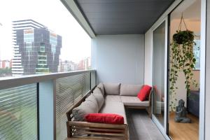 略夫雷加特河畔奥斯皮塔莱特Plaza Europa Fira Gran Via的阳台客厅配有沙发