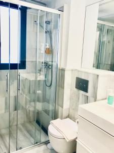 Domus Apartamentos Granada con parking gratuito en pleno centro的一间浴室