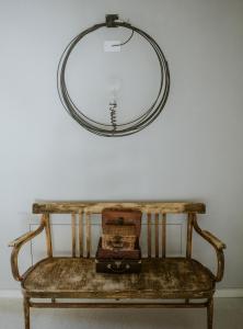 巴多利诺Ca Muretta Relais的挂在长凳上墙上的镜子