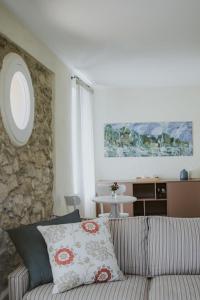 巴多利诺Ca Muretta Relais的带沙发和石墙的客厅