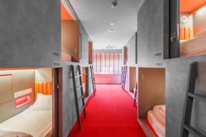 新加坡Circular House的一间设有双层床和红地毯的客房