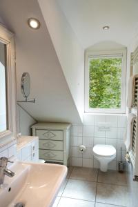 海德堡马斯塔尔别墅酒店 的一间带盥洗盆和窗户的浴室