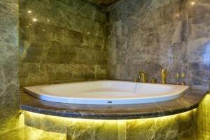 巴勒克埃西尔Altın Otel & Spa Balıkesir的客房内的浴室设有大浴缸