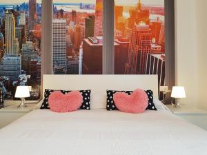 帕多瓦BSUITES TRIESTE的一间卧室配有一张带两个心形枕头的床