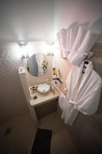 泰夫劳特Bio Beldi HOME的一间带卫生间、水槽和镜子的浴室