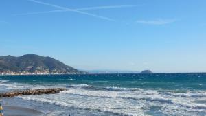 莱圭利亚Hotel Delfino的海滩上可欣赏到海景