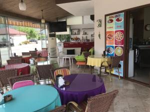马尔马里斯Murat Apart Hotel的一间空餐厅,配有桌椅和电视