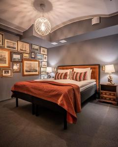 斯德哥尔摩Lord Nelson Hotel的卧室配有一张大床,墙上挂有图片