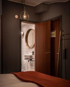 斯德哥尔摩Lord Nelson Hotel的一间带水槽和镜子的浴室