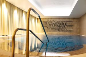 赛巴特班森SEETELHOTEL Strandhotel Atlantic的一座带楼梯的游泳池