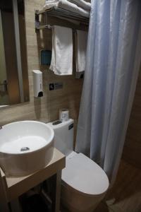 上海上海子鱼居外滩店的浴室配有白色卫生间和盥洗盆。