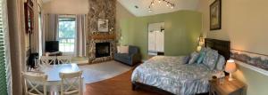 Floral CityRock Pointe Ranch的一间卧室设有一张床,客厅设有壁炉。