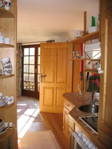 阿尔陶塞雷斯科别墅酒店的厨房配有木制橱柜、水槽和门