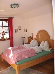 阿尔陶塞雷斯科别墅酒店的一间卧室配有一张带木制床头板的床