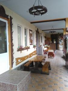 卡巴丁卡Связь Времён Гостевой Дом的客厅配有长凳和桌子