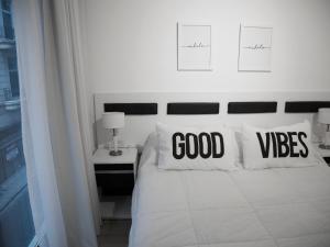 布宜诺斯艾利斯Studio Esmeralda的卧室配有白色床和优质枕头。