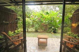 萨拉皮基Tirimbina Rainforest Lodge的庭院配有桌椅和植物