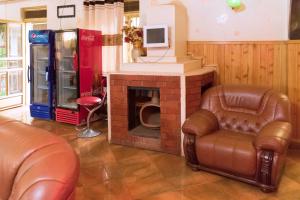 卡巴莱Capricon Executive Hotel Kabale的客厅配有椅子和壁炉