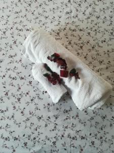 里米尼Villa Giulia的床上两只带樱桃的白色袜子