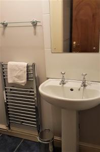 AshwellthorpeThe Pelican Guesthouse的一间带水槽和镜子的浴室