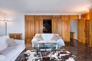 阿利坎特ATICO POSTIGUET的客厅配有白色的沙发和桌子