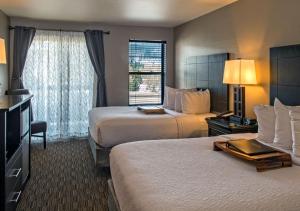 布雷肯里奇Breck Inn的酒店客房设有两张床和电视。