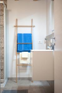 DrugoloCorte la Selva的浴室设有毛巾架,毗邻水槽