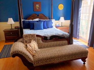 滨湖尼亚加拉Butler Creek House的一间卧室配有一张床、一张沙发和一把椅子