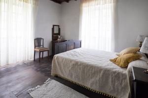 萨莫斯A Fonte das Bodas的一间卧室配有一张带白色床单和窗户的床。