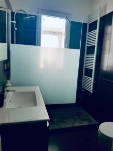 马蒂诺Appartamento Via del Mare的一间带白色水槽和窗户的浴室