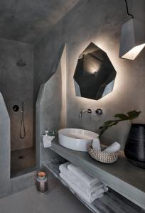 皮尔戈斯Star Infinity Suites的一间带水槽和镜子的浴室