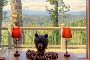 富兰克林Bear Paw Mountain Home Million Dollar Views- Sunset View Every Night的一张桌子上一头熊的雕像,上面有两盏灯