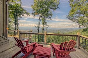 富兰克林Bear Paw Mountain Home Million Dollar Views- Sunset View Every Night的观景甲板上配有两把椅子和一张桌子