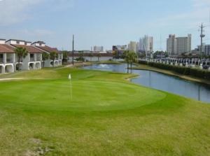 巴拿马城海滩Edgewater Beautiful 2 bedroom 2 bath!的一座拥有绿色和河流的高尔夫球场