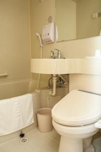 大邱Toyoko Inn Daegu Dongseongro的白色的浴室设有卫生间和水槽。