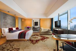 上海上海龙之梦大酒店的酒店客房设有一张大床和一台电视。