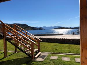 小智利Costanera Apart的享有水体景致的木制楼梯