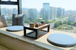 北京北京维景国际大酒店的客厅配有沙发、桌子和窗户