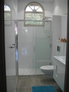圣安娜GIROFLE的带淋浴、卫生间和盥洗盆的浴室