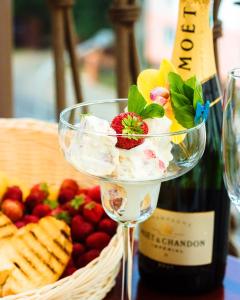 巴甫洛达尔尊重酒店 的一杯葡萄酒,配上水果沙拉和一瓶葡萄酒