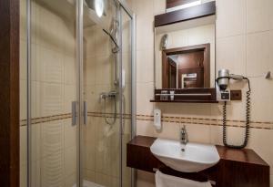 赫吉玛纳萨洛维奇酒店的一间浴室