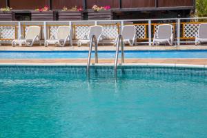 圣安德烈斯Solare SAI Ecohotel的一个带椅子的游泳池和一个游泳池