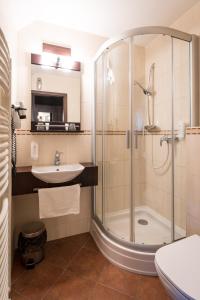 乌赫尔堡赫吉玛纳萨洛维奇酒店的带淋浴和盥洗盆的浴室