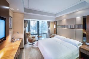 成都成都明宇尚雅饭店的酒店客房设有一张大床和一台电视。
