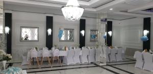 索库乌卡Zacisze的宴会厅配有白色的桌椅和吊灯