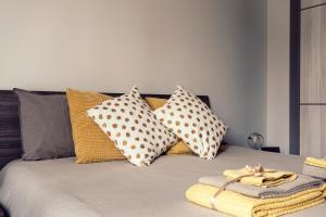 阿尔塔穆拉Dei Mille B&B的床上配有花粉枕头和毛巾
