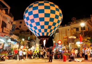 顺化金星酒店的一条街道中央的热气球